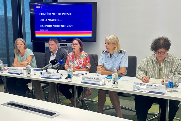 De gauche à droite: Laurence Bouquet, du service «Riicht Eraus» de la Croix-Rouge luxembourgeoise; le procureur général Laurent Seck; la ministre de l’Égalité entre les femmes et les hommes et de la Diversité, Yuriko Backes; Kristin Schmit, de la Direction centrale de la police judiciaire, et Olga Strasser, du service d’aide aux victimes SAVVD de l’association Femmes en détresse. (Photo: Paperjam)