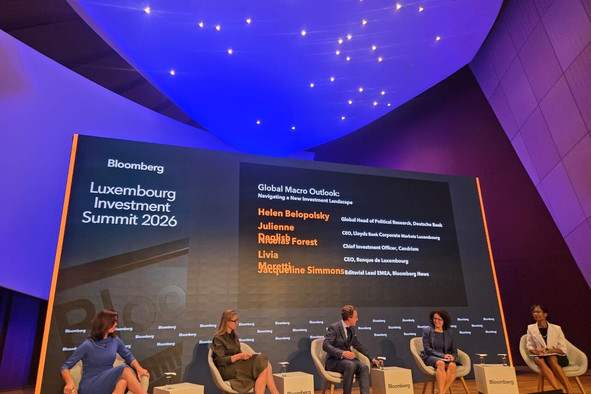De gauche à droite: Helen Belopolsky, responsable mondiale de la recherche géopolitique chez Deutsche Bank; Julienne Daglish, CEO de LBCM Luxembourg; Nicolas Forest, CIO chez Candriam; Livia Moretti, administratrice déléguée de la Banque de Luxembourg; et Jacqueline Simmons, responsable éditoriale pour la région EMEA chez Bloomberg News. (Photo: Paperjam)