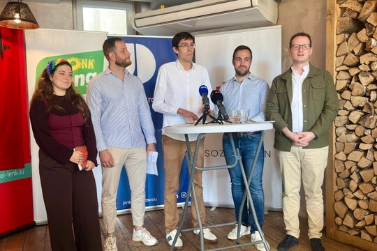 Des représentants des sections jeunesse des deux partis au pouvoir ont rejoint cinq homologues de l’opposition: Alice Hoffmann (Jonk Lénk), Maxime Pantaleoni (Jonk Gréng), Olivier Cano (Jonk Sozialisten), Lou Linster (Jonk Demokraten) et Metty Steinmetz (CSJ). (Photo: Paperjam)