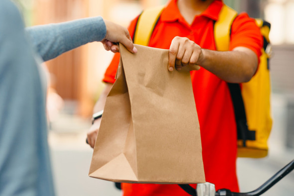Trois livreurs indépendants travaillaient sans autorisation d’établissement. Deux arrêts de travail ont également été ordonnés à l’égard de ressortissants de pays tiers.  (Photo: Shutterstock)