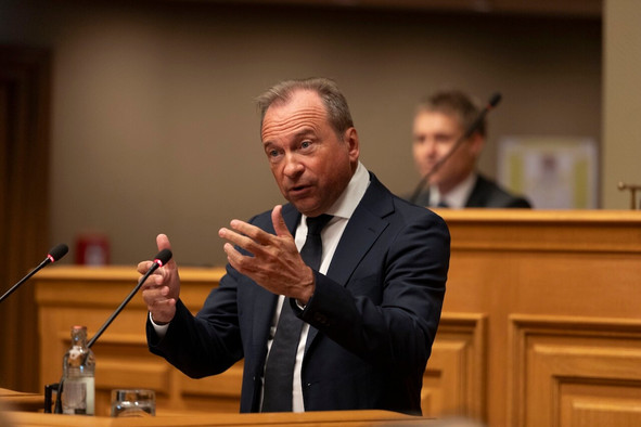Gilles Roth affiche sa confiance, mais la hausse des dépenses absorbe toujours l’essentiel des recettes supplémentaires. (Photo: Chambre des députés)