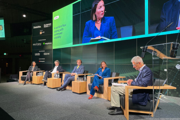 De gauche à droite: Anunita Chandrasekar (Centre for European Reform), Yves Choueifaty (Tobam), Maximilian Hess (Ementena Advisory), Anna Rosenberg (Amundi Investment Institute), et le modérateur, Yuri Bender (Financial Times). (Photo: Sylvain Barrette/Maison Moderne)