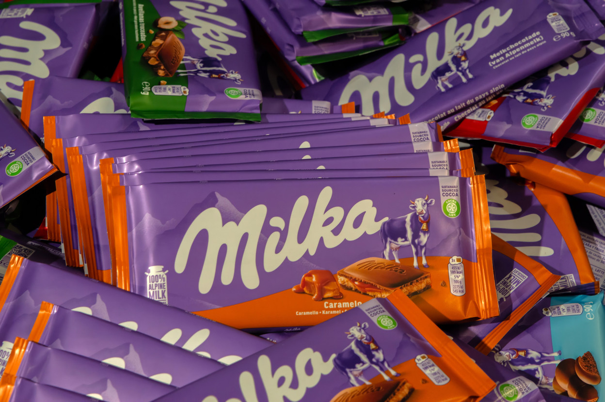 Less chocolate, same packaging: the new Milka bars are causing debate on the other side of the border. (Photo: Shutterstock)