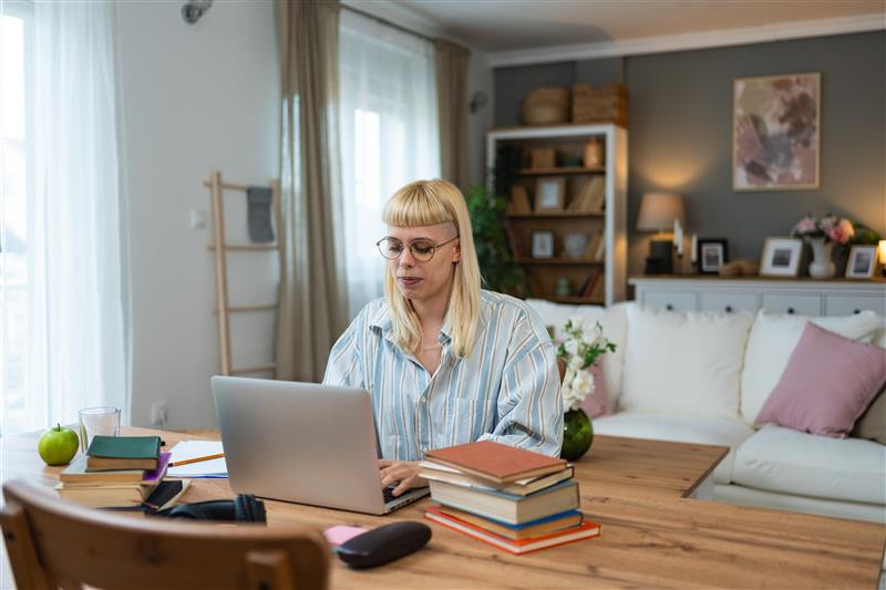 At a time when remote working has become commonplace in many sectors, employees and employers share their sometimes divergent views on this practice. (Photo: Shutterstock)