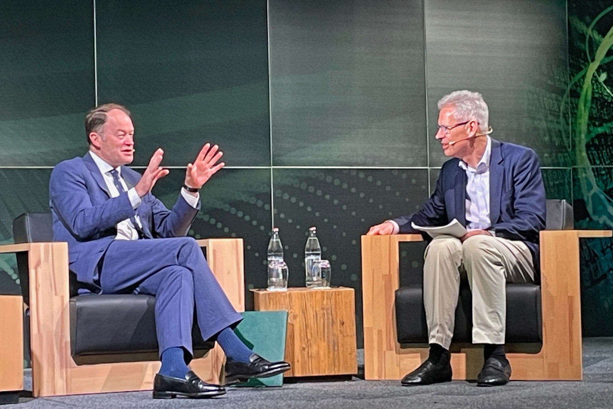 Paperjam attended the fireside chat “Fortress or faultline? Europe’s security paradigm in an age of global volatility” during the Cross-Border Distribution Conference, organised by Deloitte and Elvinger Hoss Prussen at the European Convention Center in Kirchberg, 13 May 2025. Pictured:  General Sir Patrick Sanders (former UK army chief) and Yuri Bender (Financial Times). Photo: Sylvain Barrette