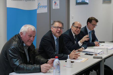 Les élus lorrains, de droite à gauche: Rémy Dick, Michel Liebgott, Pierre Cuny et Pierre Heine, maire de Metzervisse et président de la Communauté de communes de l’Arc mosellan, ont appelé de leurs vœux le maintien du projet d’A31 bis comme priorité nationale. (Photo: Romain Gamba)