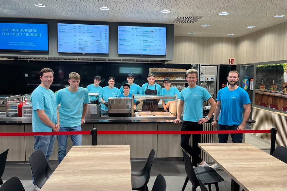 De gauche à droite: Pol Miller (Associé Burger Bros sàrl), Charel Wallenborn (Associé Burger Bros sàrl), Michèle Hilger, Vanessa Lauckes, Lindsay Oliveira, Max Bertamé, Pierre Chenet, Laura Holter, Paul Daubenfeld (Associé Burger Bros sàrl) et Félix Clement (Associé Burger Bros sàrl). (Photo: LëtzeBurger)
