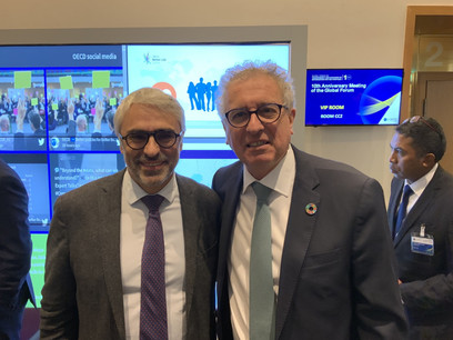 Pascal Saint-Amans, directeur de la fiscalité à l’OCDE, a été remercié par le ministre des Finances, Pierre Gramegna, à l’occasion du 10e anniversaire du Forum mondial. (Photo: SIP / MFIN)