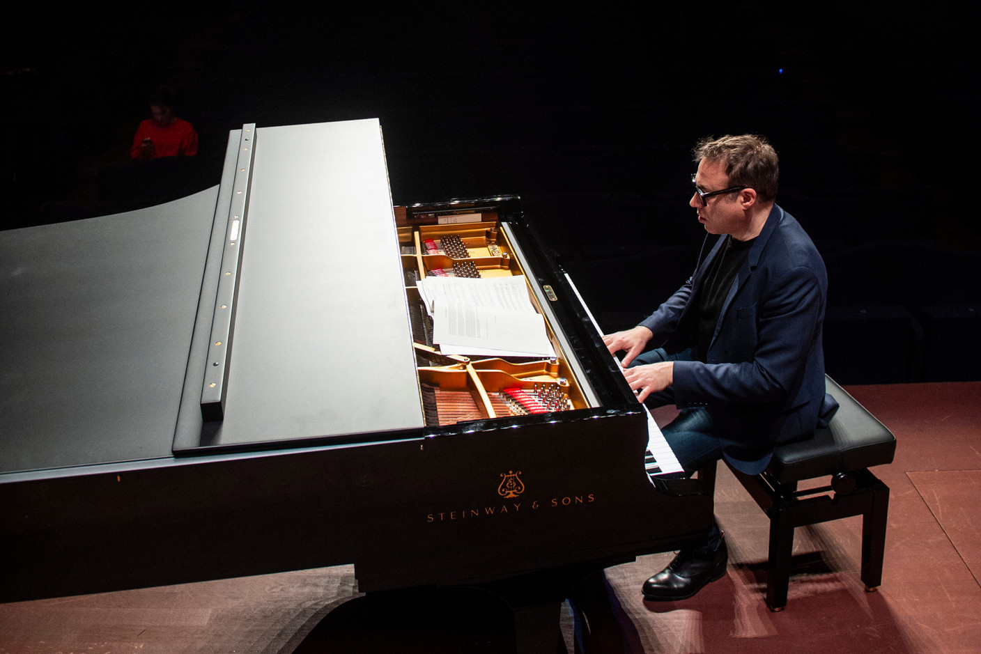 Transmission – Pendant les répétitions, Jean-François Zygel n’hésite pas à improviser au piano, pour le plus grand plaisir des élèves du Conservatoire de la Ville de Luxembourg présents  anthony Dehez