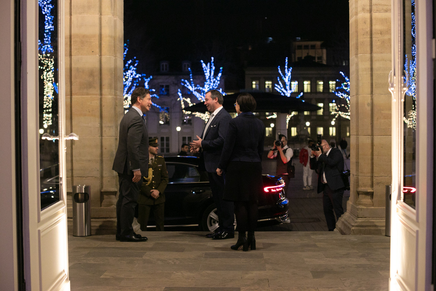 Crown Prince Guillaume is seen speaking with Nicolas Mackel of Luxembourg for Finance (left) and the finance minister Yuriko Backes (right) upon arrival at the Cercle Cité on the place d’Armes for LFF’s 15th anniversary reception, 20 February 2023. Photo: Matic Zorman/Maison Moderne