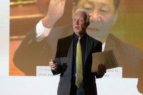Alastair Newton, former British diplomat, shared his geostrategic analysis with the audience. Photo: Guy Wolff