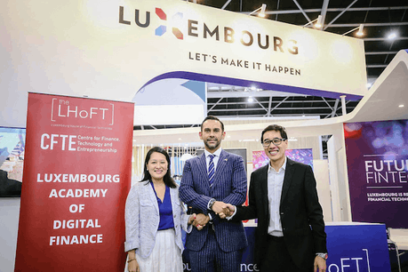 Nasir Zubairi, CEO de la Lhoft (au centre), a signé un partenariat avec les représentants du CFTE, Huy Nguyen Trieu et Tram Anh Nguyen. (Photo: Lhoft)