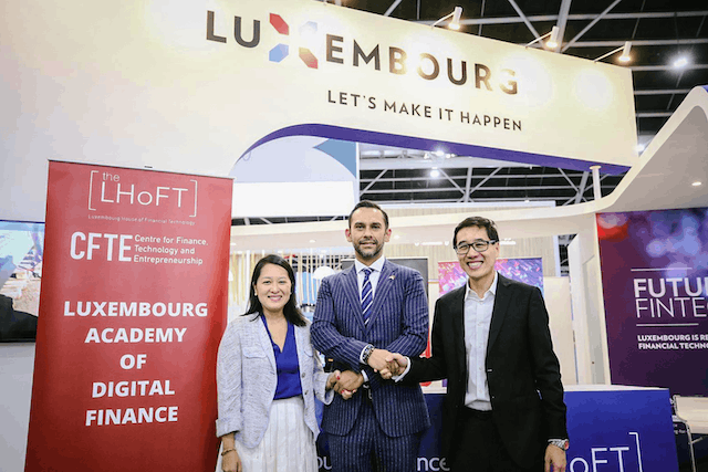 Nasir Zubairi, CEO de la Lhoft (au centre), a signé un partenariat avec les représentants du CFTE, Huy Nguyen Trieu et Tram Anh Nguyen. (Photo: Lhoft)