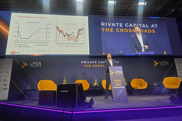 Chris Hare, économiste chez HSBC, a présenté les perspectives en matière de croissance, d’inflation et de taux d’intérêt en Europe, en mettant en avant le potentiel de l’intelligence artificielle et des investissements dans le secteur de la défense lors de l’événement LPEA Insights 2026. (Photo: Paperjam)