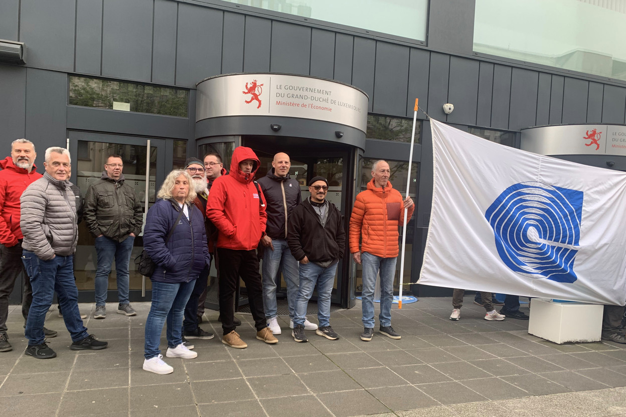 Around forty employees from the Liberty Steel plant in Dudelange gathered in front of the economy ministry on Tuesday 22 April. Photo: Ioanna Schimizzi/Maison Moderne