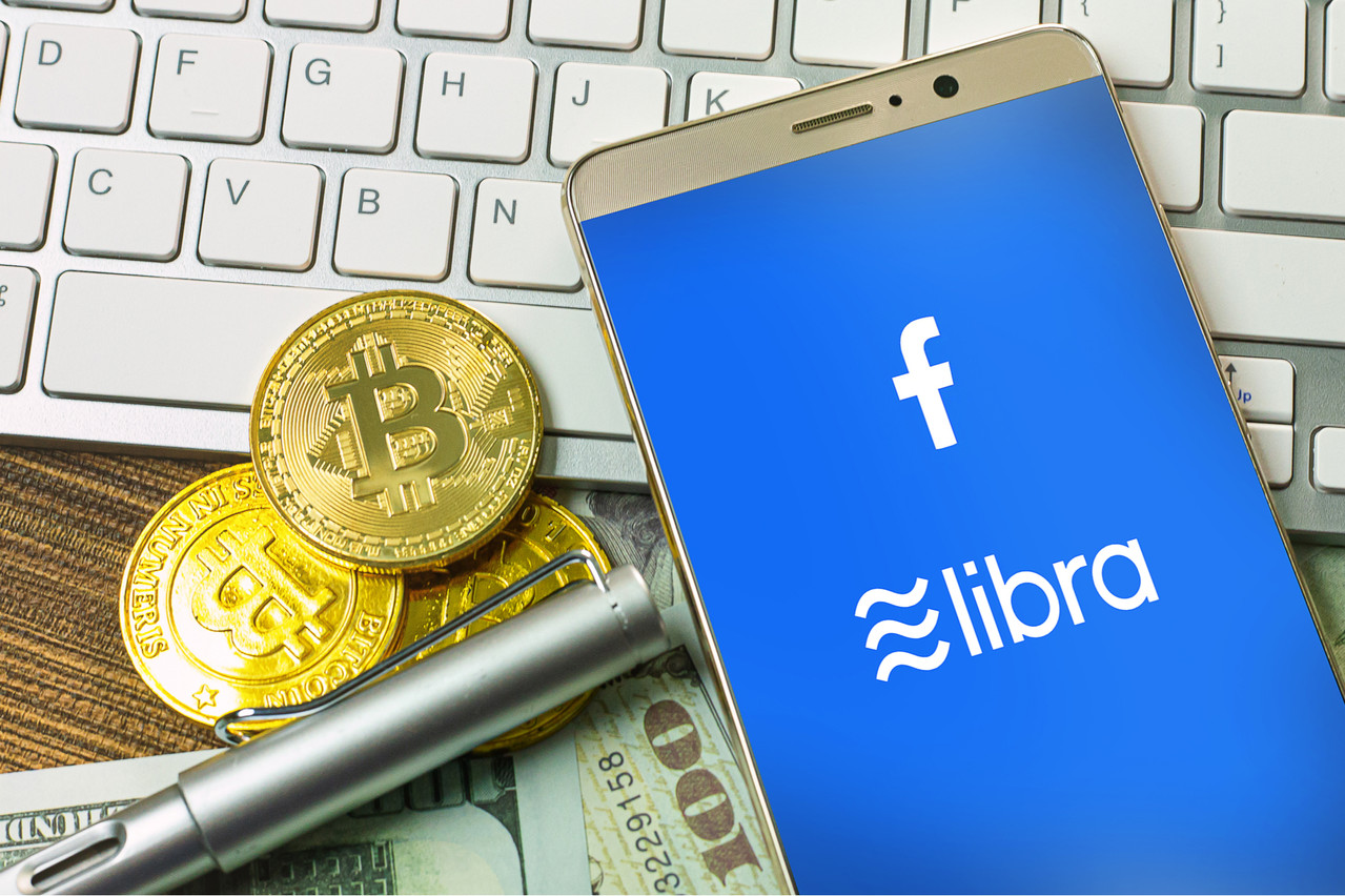 La Libra, qui dope les cours du bitcoin, est prise avec prudence par les banques centrales et les régulateurs. Les premières critiques apparaissent aussi chez certains des 26 partenaires de Facebook. (Photo: Shutterstock)