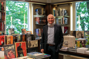 Fernand Ernster, au milieu des livres, ravi de retrouver les clients. (Photo: Matic Zorman/Maison Moderne)