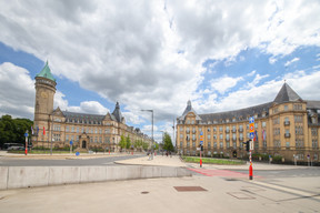Aujourd’hui, la Spuerkeess occupe à la fois le 1 place de Metz (à gauche) et le 2 place de Metz (à droite). (Photo: Marie Russillo/Maison Moderne)
