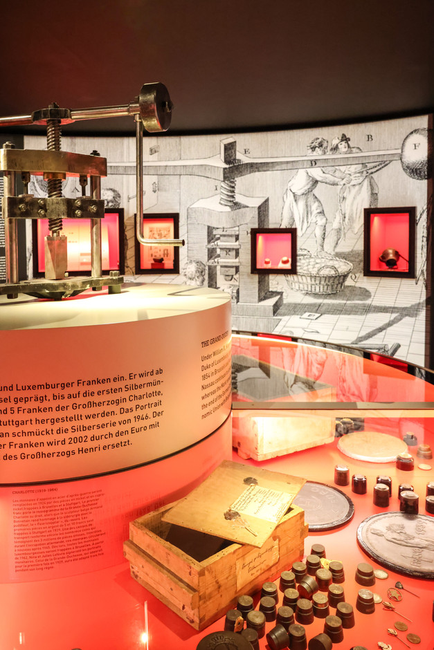 Les objets exposés vont des pièces d’or aux billets de banque historiques. (Photo: Marie Russillo/Maison Moderne)