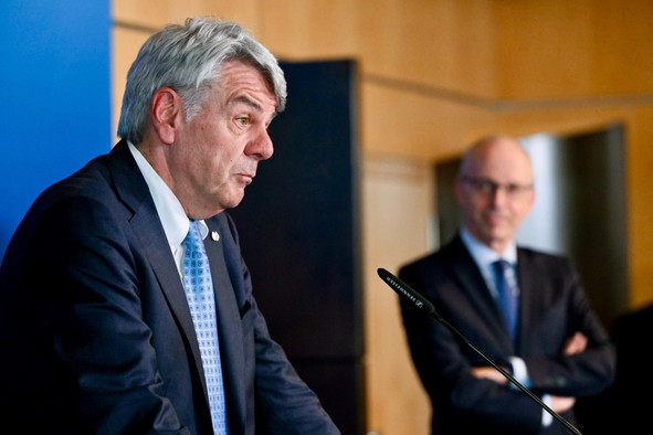 Romain Wolff, directeur de la CGFP, s’adresse à la presse à l’issue de la réunion d’aujourd’hui, sous le regard du Premier ministre Luc Frieden. (Photo: SIP)
