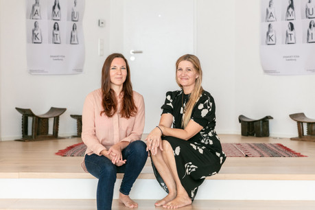 Les cofondatrices de Jivamukti Yoga Luxembourg: Magali Lehners (à gauche), une Luxembourgeoise qui a vécu à l’étranger pendant 15 ans, et Alexandra Colombo (à droite), une Italienne qui a quitté son emploi chez Ferrero pour se consacrer à sa passion. (Photo: Romain Gamba/Maison Moderne)