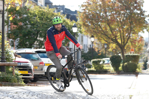 Lionel Ferrant, CFO d’Orange, à vélo dans son quartier à Howald. (Guy Wolff/Maison Moderne)