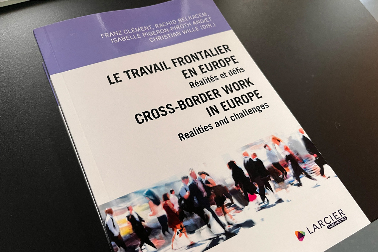 L’ouvrage qui compile les contributions de 21 auteurs met en avant les réalités et les défis du travail frontalier.  (Photo: Maëlle Hamma/Maison Moderne)
