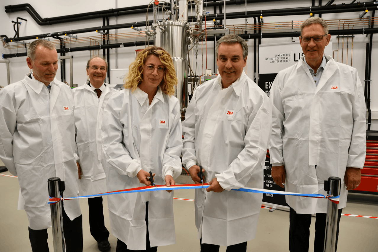 La ministre de l’Environnement, du Climat et du Développement durable, Joëlle Welfring, et le ministre de l’Enseignement supérieur et de la Recherche, Claude Meisch, ont inauguré la nouvelle plateforme de bioréacteurs du List dans son Greentech Innovation Centre. (Photo: List)