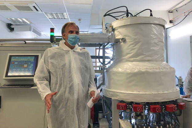 Thomas Kallstenius, le CEO du List, a présenté sa nouvelle machine Sybilla 450 qui vise à trouver le bon matériau pour fractionner l’eau de manière efficace et abordable, afin de créer de l’hydrogène sans émettre de CO2. (Photo: Paperjam.lu)