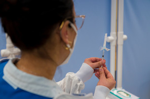 Les personnes inscrites sur cette liste recevront une invitation selon la date d’inscription et en fonction de la disponibilité du vaccin d’AstraZeneca. (Photo: SIP / Emmanuel Claude)