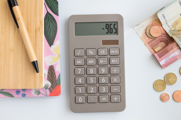 Recettes en augmentation, dépenses toujours orientées à la hausse et engagements coûteux: le budget 2027 devra montrer comment le gouvernement compte tenir ses promesses tout en contenant le déficit et la dette. (Photo: Shutterstock)