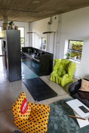 To divide up the space, Maria designed the kitchen unit, which also serves as a laundry room and wardrobe. Photo: Eva Krins