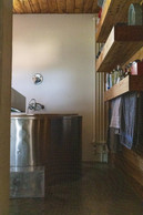 An old milk tank was adjusted and transformed into a bathtub, preserving the spirit of the place. Photo: Eva Krins