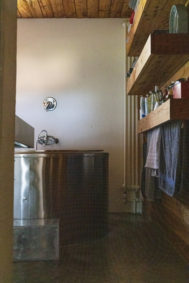 An old milk tank was adjusted and transformed into a bathtub, preserving the spirit of the place. Photo: Eva Krins