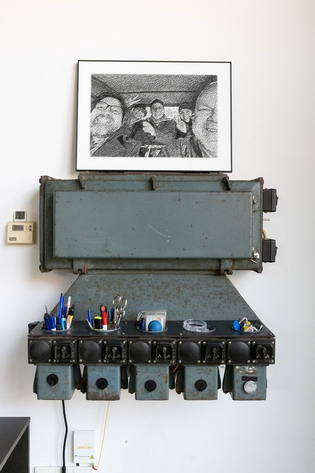 Old elements from the garage have also been preserved and reused directly in the house, such as this old electrical panel. Photo: Eva Krins