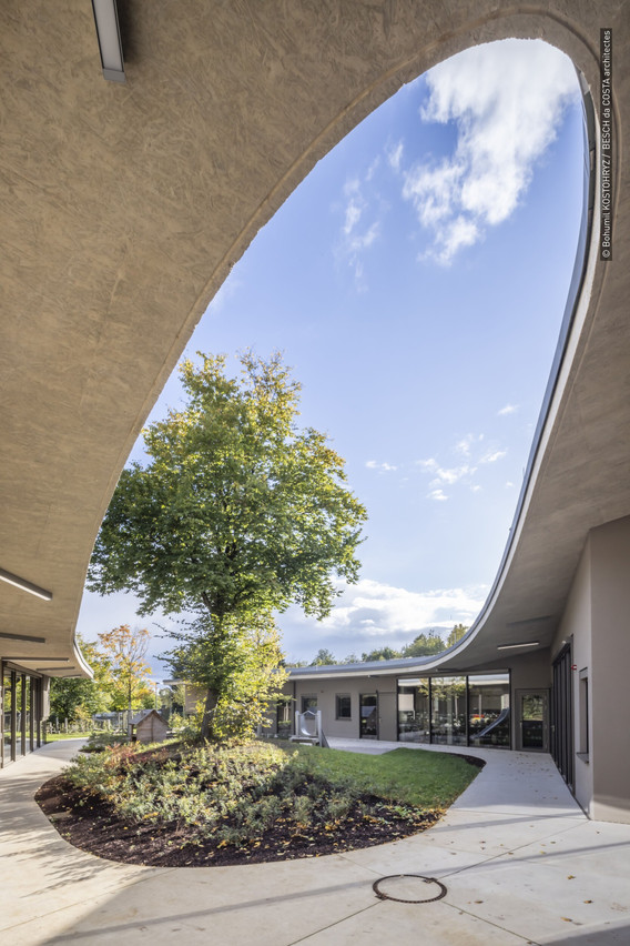  In this new living space, everything revolves around a central green area, promoting light, a friendly atmosphere and the children’s well-being. (Photo: boshua)