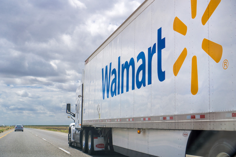 Walmart teste la technologie d’autoconduite sur des courses de moyenne distance, ce qui réduirait les coûts de logistique. (Photo: Shutterstock)