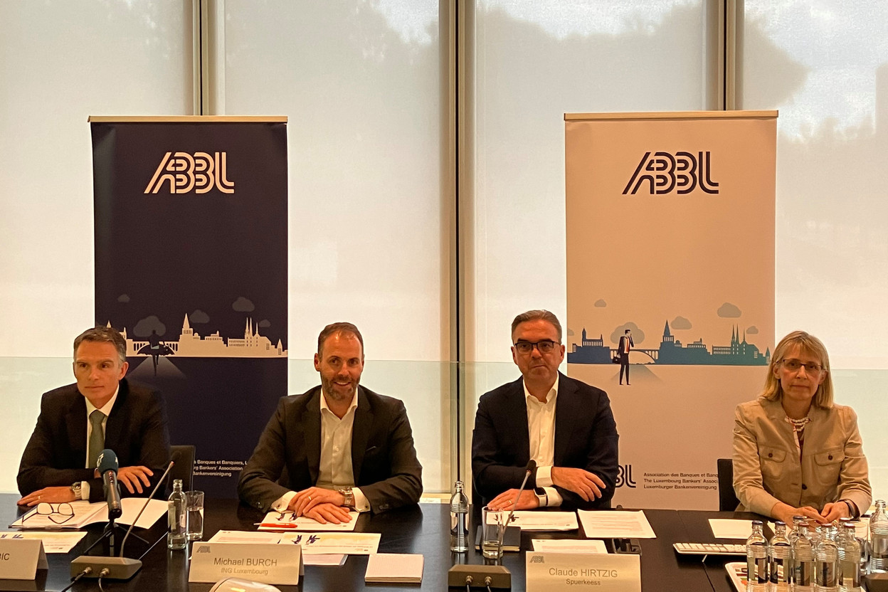 Jerry Grbic (CEO of the ABBL), Michael Burch (chair of the ABBL’s retail banking cluster, CEO of ING), Claude Hirtzig (vice-chair of the ABBL’s retail banking cluster, head of the retail & professional banking cluster at Spuerkeess) and Simone Kayser (ABBL) presented the association’s study on retail banking at a press conference held on 13 July 2023 in Kirchberg. Photo: Maison Moderne