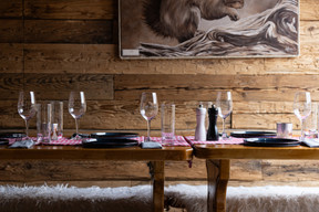 In winter, take advantage of the chalet to indulge in a succulent fondue.  Eva Krins (Maison Moderne)