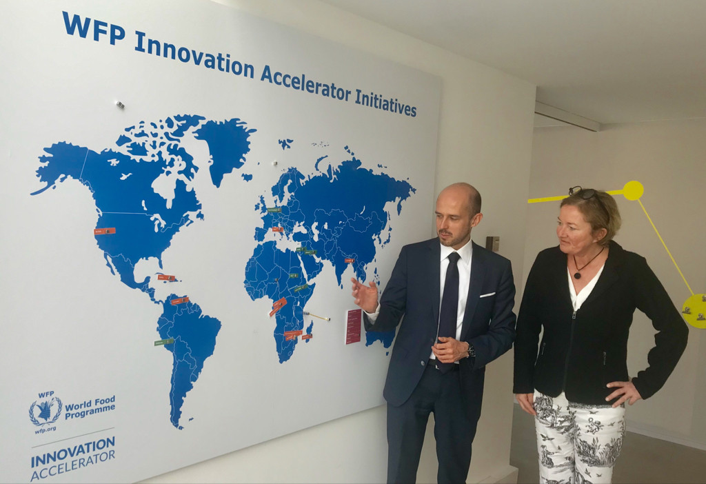 Bernhard Kowatsch, directeur de l’Innovation Accelerator (WFP), montre à Paulette Lenert, ministre de la Coopération et de l’Action humanitaire, où intervient le PAM. (Photo: MAEE)