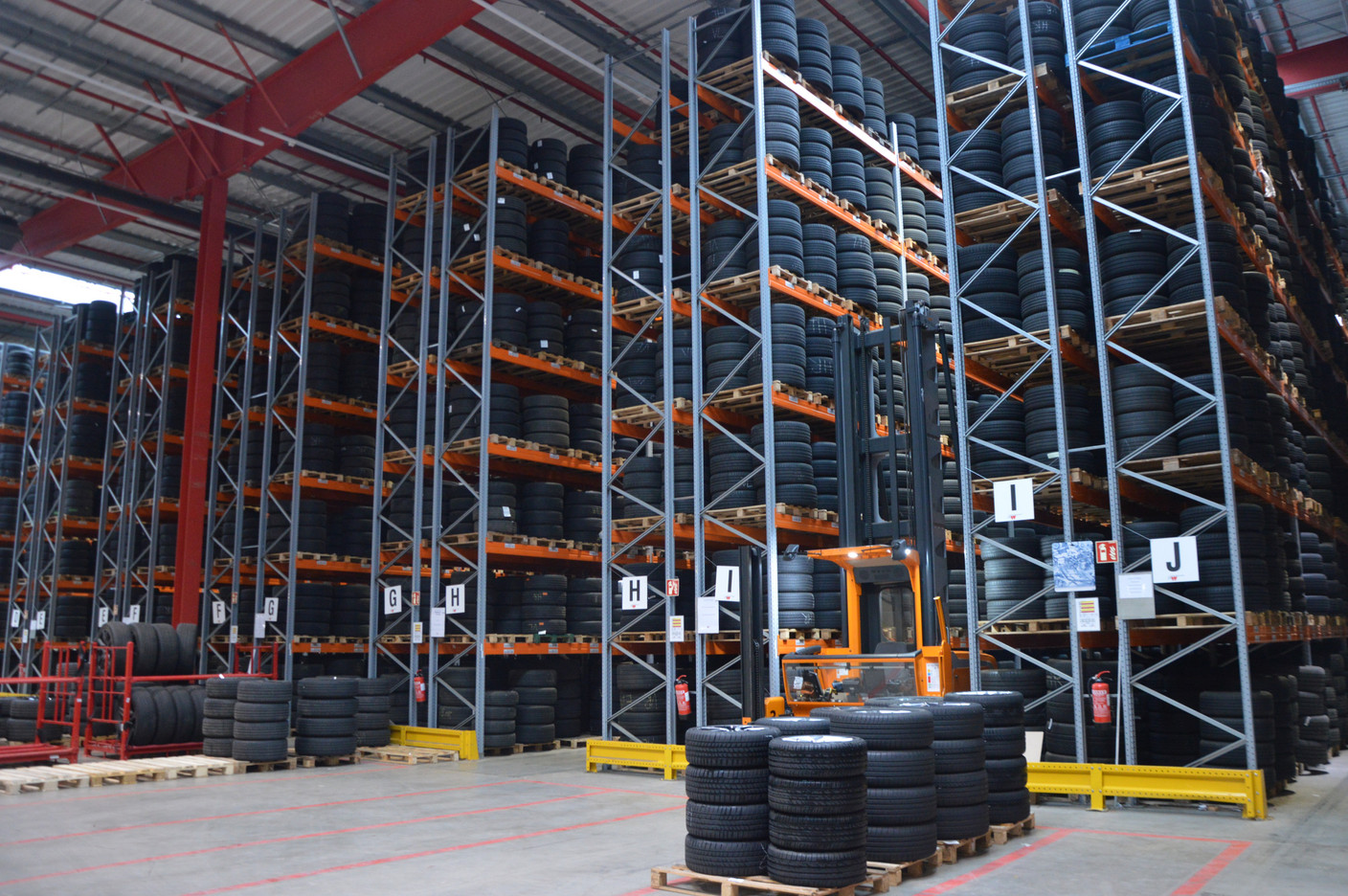 Arthur Welter has developed a summer/winter wheel kit storage service for garages called Logispneu at its site in the Eurohub logistics centre in Dudelange. Photo: Maëlle Hamma/Maison Moderne