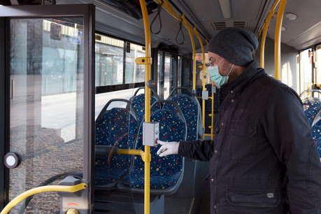 Les mesures pour lutter contre la pandémie de Covid-19, comme l’obligation de porter un masque dans les transports publics, seront prolongées au-delà de l’état de crise par les lois Covid, qui seront soumises au vote lundi prochain, malgré un agenda très resserré. (Photo: Shutterstock)