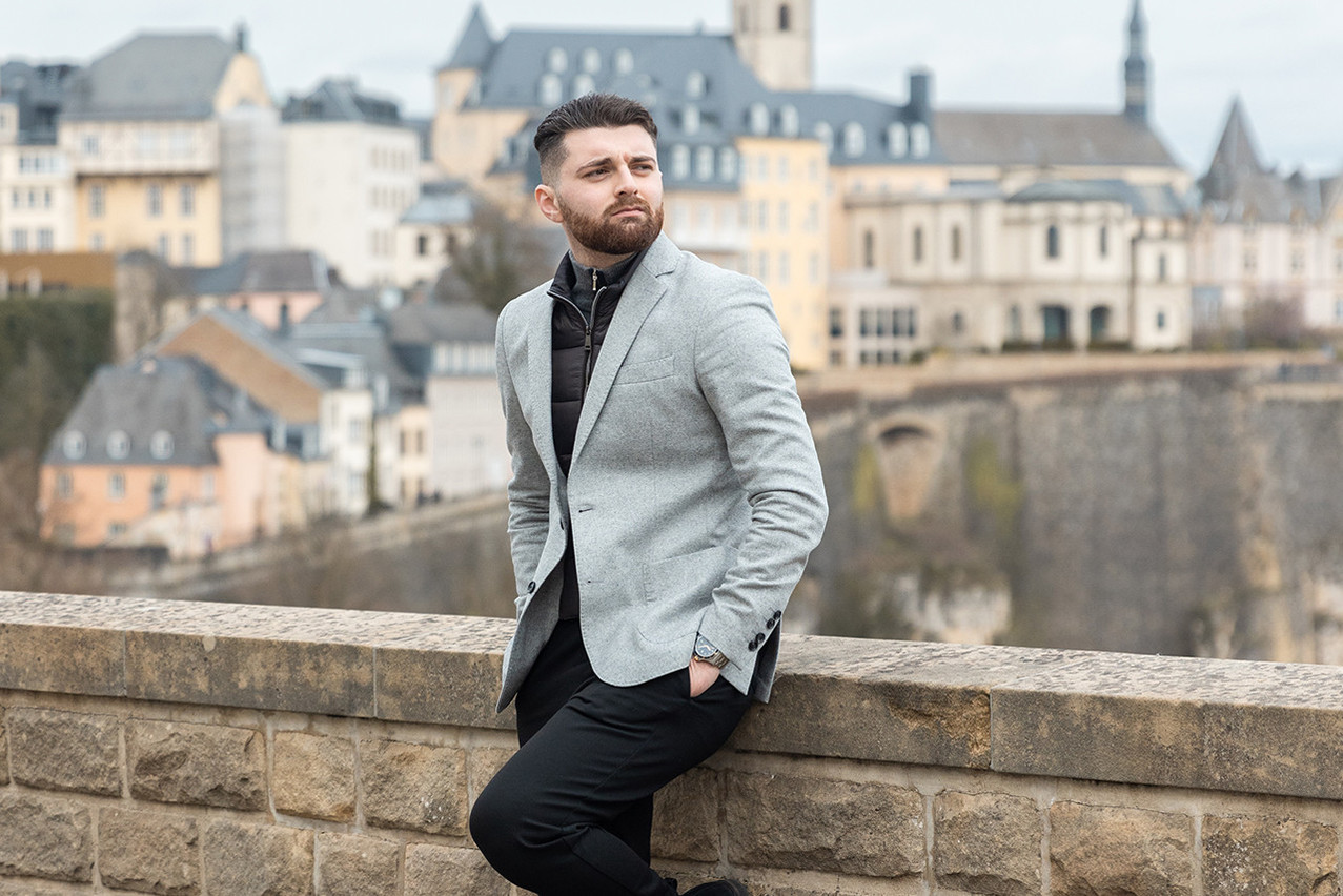 Loris Sgro veut un look à la fois chic, mais aussi pratique, en tant que travailleur frontalier. (Photo: Romain Gamba/Maison Moderne)