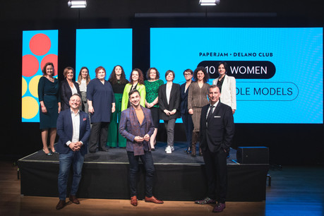 Les 10 oratrices sur le podium: mais pourquoi sont-elles derrière les hommes? (Photo: Eva Krins/Maison Moderne)