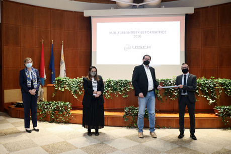 Damon Damiani et Pol Höfliger de chez Losch Luxembourg ont reçu le prix de la Meilleure entreprise formatrice 2020 dans l’artisanat. (Photo: Chambre des métiers)