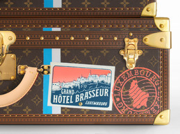 Détail des stickers historiques d’hôtels luxembourgeois. (Photo: Aymeric Masson/Louis Vuitton)