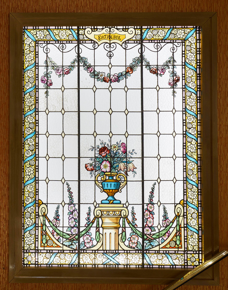  Un grand vitrail orne la cage d’escalier.  (Photo: Stéphane Muratet/Louis Vuitton)