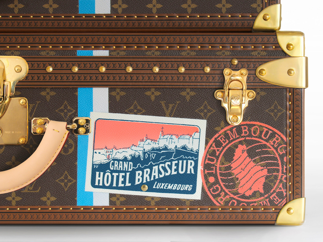 Détail des stickers historiques d’hôtels luxembourgeois. (Photo: Aymeric Masson/Louis Vuitton)
