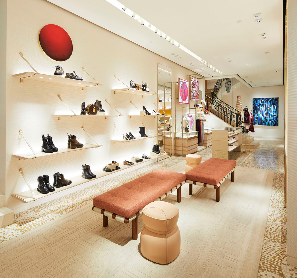 Les souliers pour femme sont présentés sur des étages aériens retenus par des sangles de cuir naturel, spécificité de Louis Vuitton. (Photo: Stéphane Muratet/Louis Vuitton)