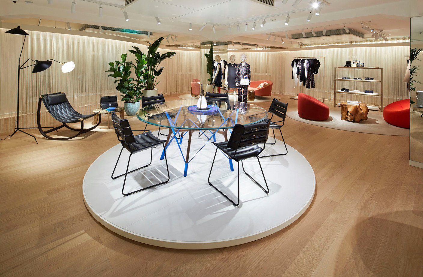 Le mobilier créé pour Louis Vuitton dialogue avec des pièces iconiques. (Photo: Stéphane Muratet/Louis Vuitton)